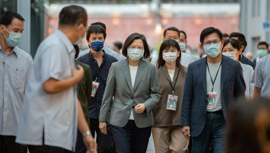 ▲蔡英文多次勸進，最終「盧」出林佳龍出戰新北市長，力阻爭議不斷的侯友宜連任。（圖／總統府提供）