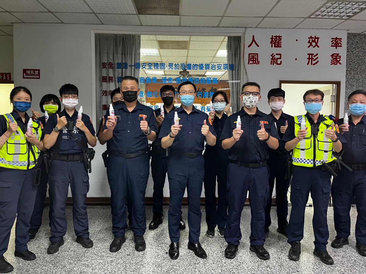 ▲鼓山分局長蔡鴻文感念警察同仁長期的辛勞，特地邀請分局裡的警察父女、母女及父子檔到場，贈送高級餐廳禮券也獻上祝福。（圖／高市警鼓山分局提供）