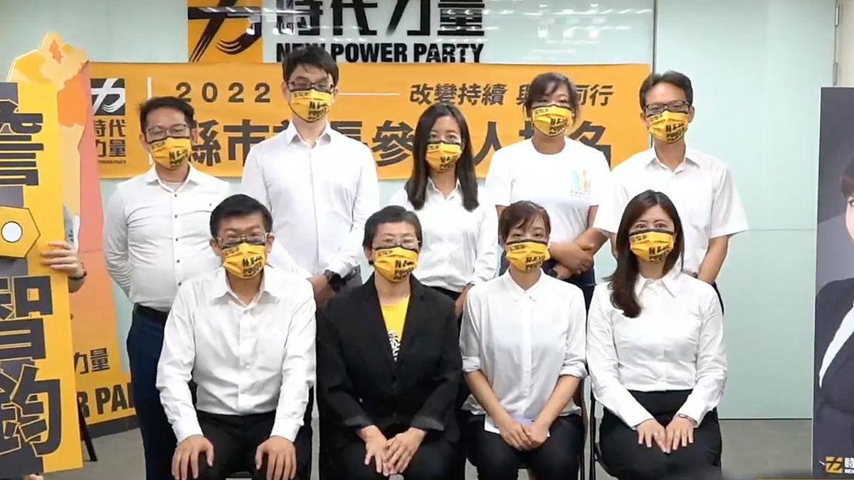 ▲時代力量15日上午召開記者會，宣布提名基隆市立委陳薇仲（前排右二）參選基隆市長，以及前屏東基督教醫院醫師詹智鈞（前排左一）參選屏東縣長。（圖／時代力量提供）