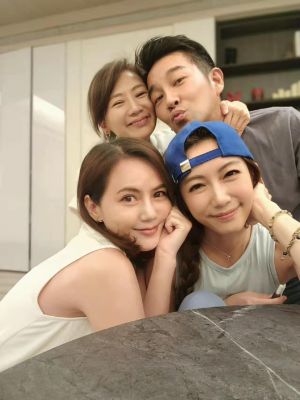 ▲林韋君與好友簡沛恩(前排左)、連靜雯(後排左)、謝承均(後排右)齊聚一堂。(圖/林韋君臉書) ▲林韋君與好友簡沛恩(前排左)、連靜雯(後排左)、謝承均(後排右)齊聚一堂。(圖/林韋君臉書)