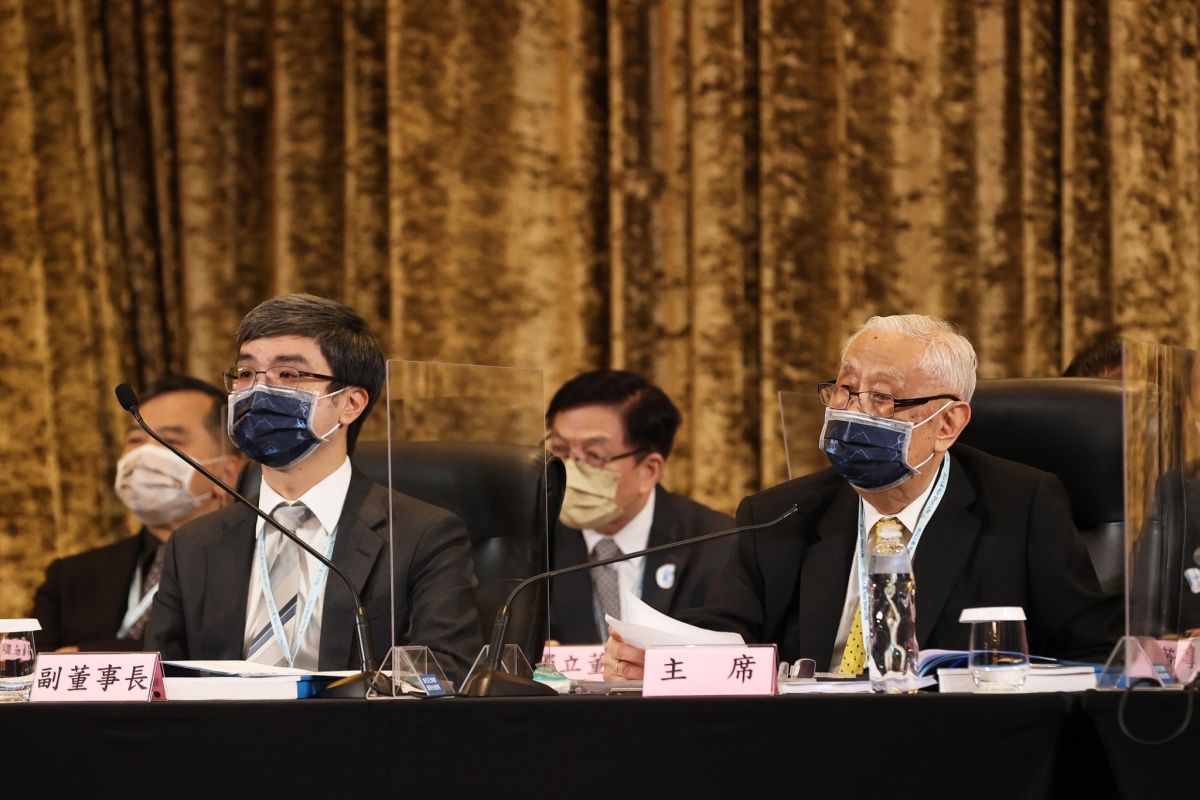 ▲潤泰集團總裁尹衍樑之子尹崇堯（左）今（2022）年股東會改選後，剛接下南山人壽董事長位子，不過，潤泰集團旗下潤泰全及潤泰新因南山人壽也爆淨值減損危機，並表示將透過不動產資產重新估價來化解危機。（圖／南山人壽提供）