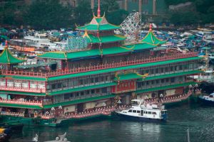 ▲香港知名地標海上餐廳「珍寶海鮮舫」遭拖走。（圖／美聯社／達志影像）