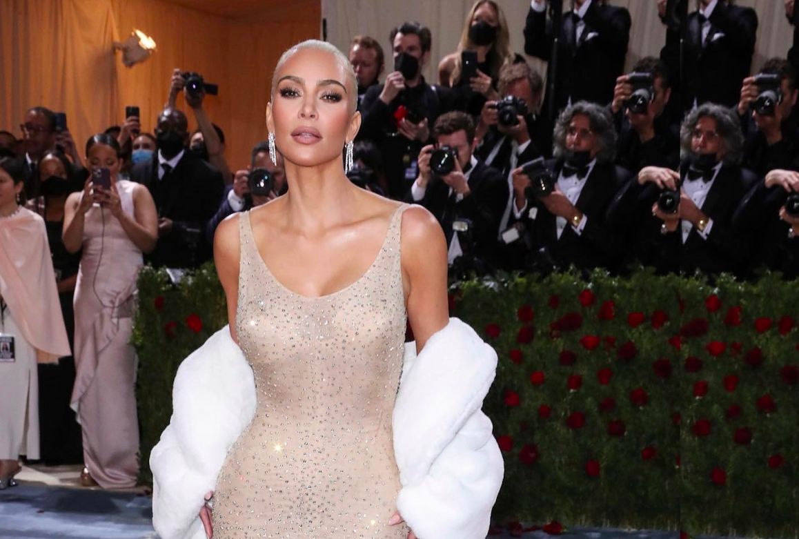 ▲金卡戴珊穿壞如今要價3億起跳的古董禮服。（圖／翻攝金卡戴珊IG）