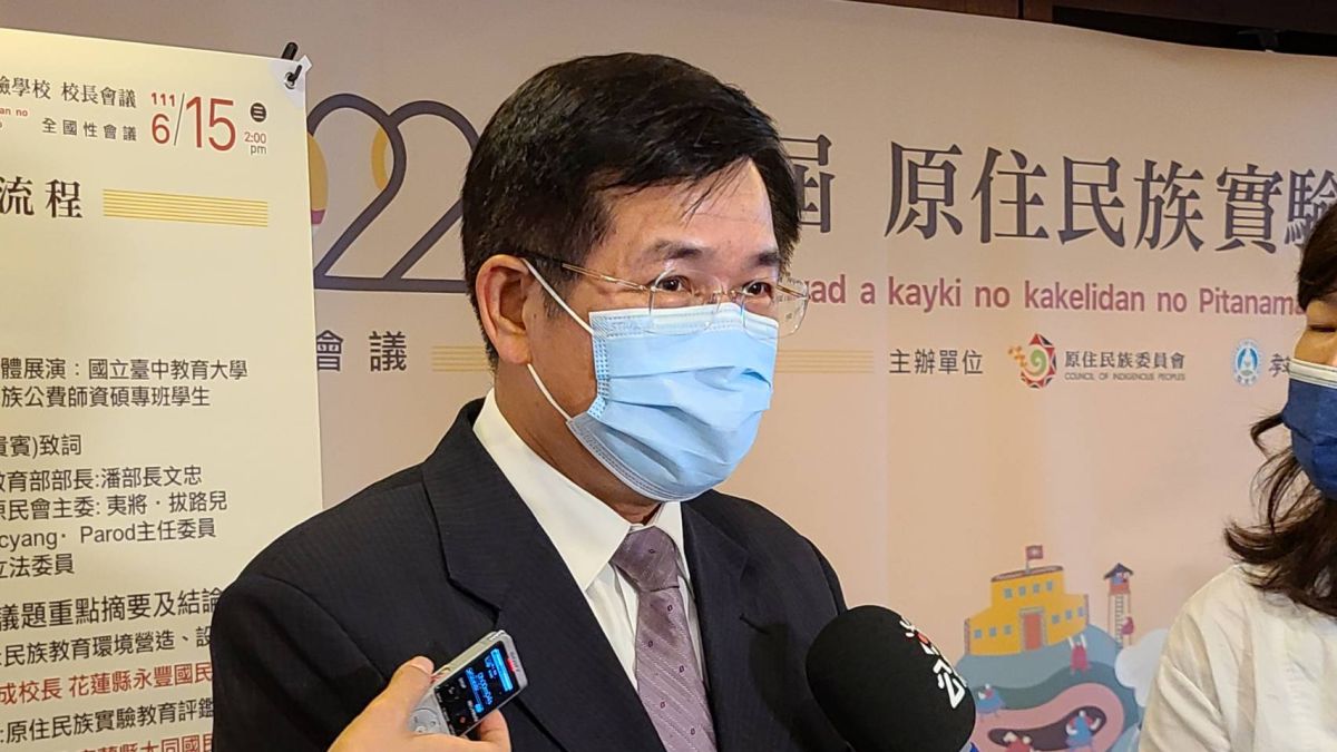 ▲教育部長潘文忠今（15）日指出，國教署在5月召開研商會議，會中達成共識，學校不該強制學生在校服上繡名字，應尊重學生個人意願且不應有性別差異，盼在111學年度起實施。（圖／記者李琦瑋攝，2022.06.15）