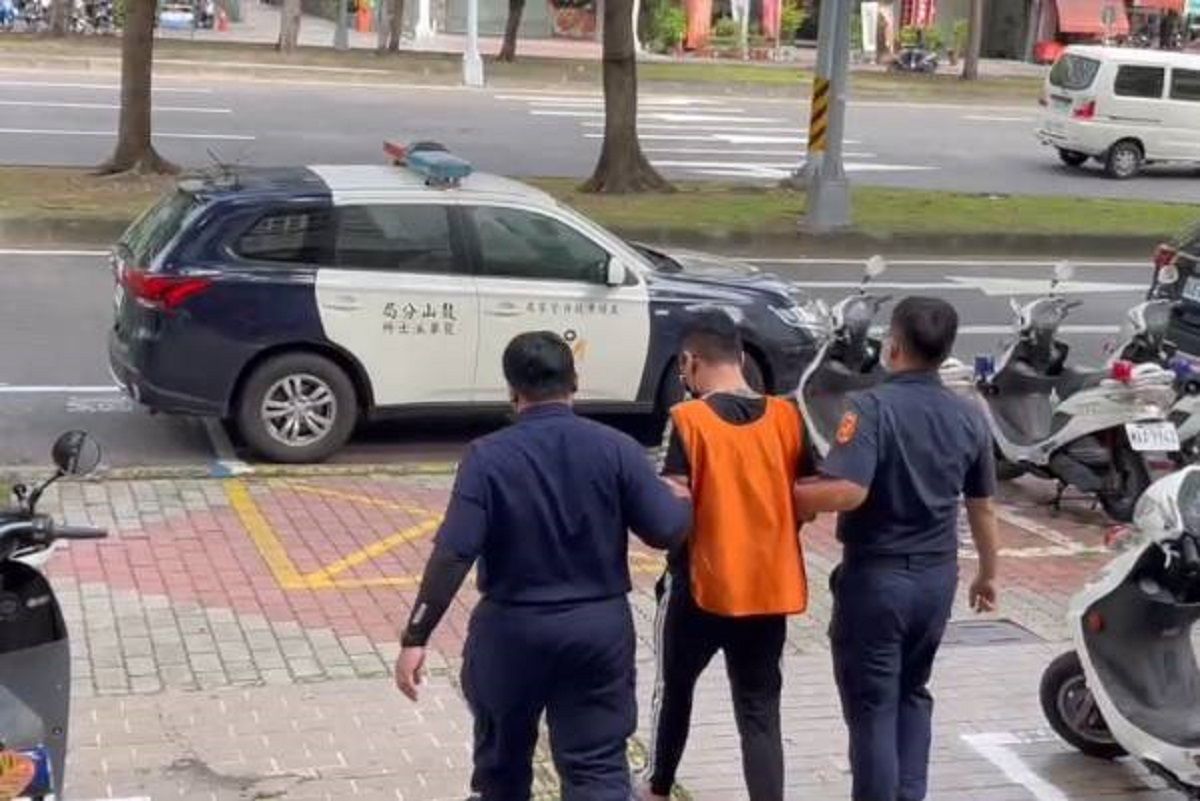 ▲龍華所員警避免事態擴大，立即強勢執法，當場將黃男依妨害公務、公然侮辱等犯嫌於今天上午送辦。(圖／記者郭凱杰翻攝)