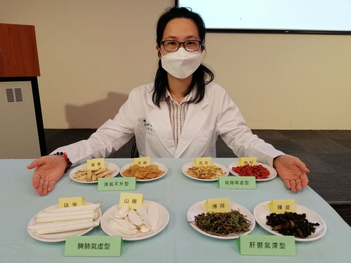 ▲女老師長新冠肺氣不足，前往中國附醫中醫部求診， 經中藥調理恢復「肺活量」。（圖／中國附醫提供）