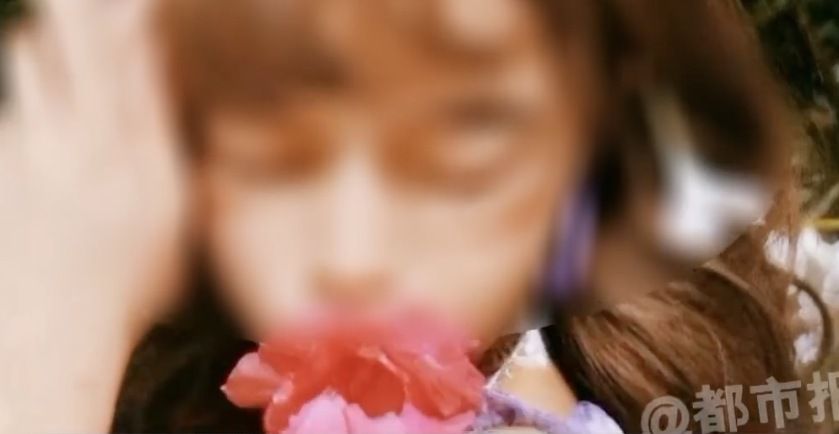 ▲大陸一名網紅為了增加自拍的美感，順手拿起一旁的鮮花咬住拍照，怎料隔天卻因為中毒緊急送醫，經過釐清後，才得知該網紅是咬到擁有劇毒的「夾竹桃」。（圖／翻攝自微博）