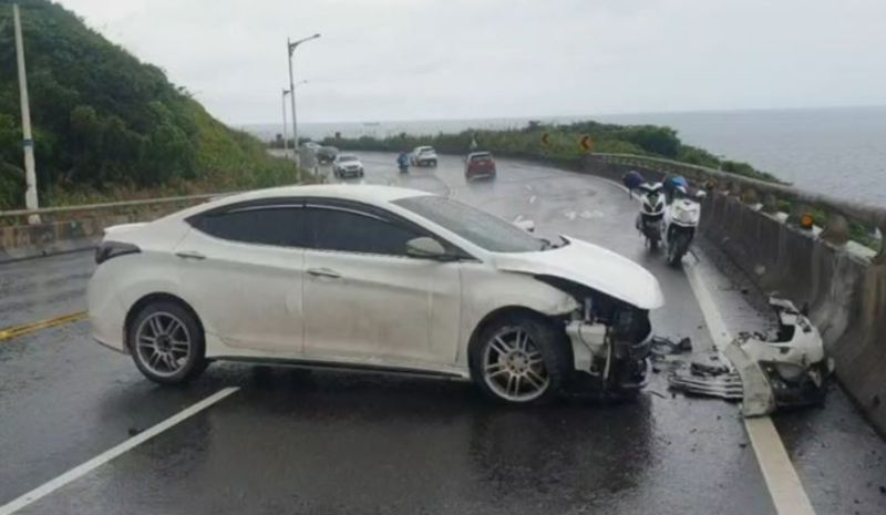 基隆濱海公路死亡車禍！轎車自撞護欄車頭全毀　釀1死1傷
