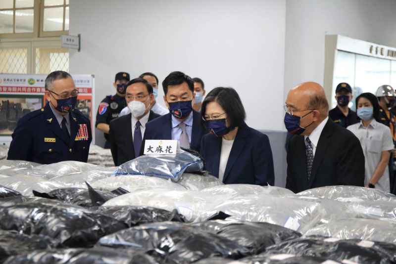 ▲桃園地檢署陳書郁檢察官向總統等人說明毒品查獲經過。（圖／法務部提供）