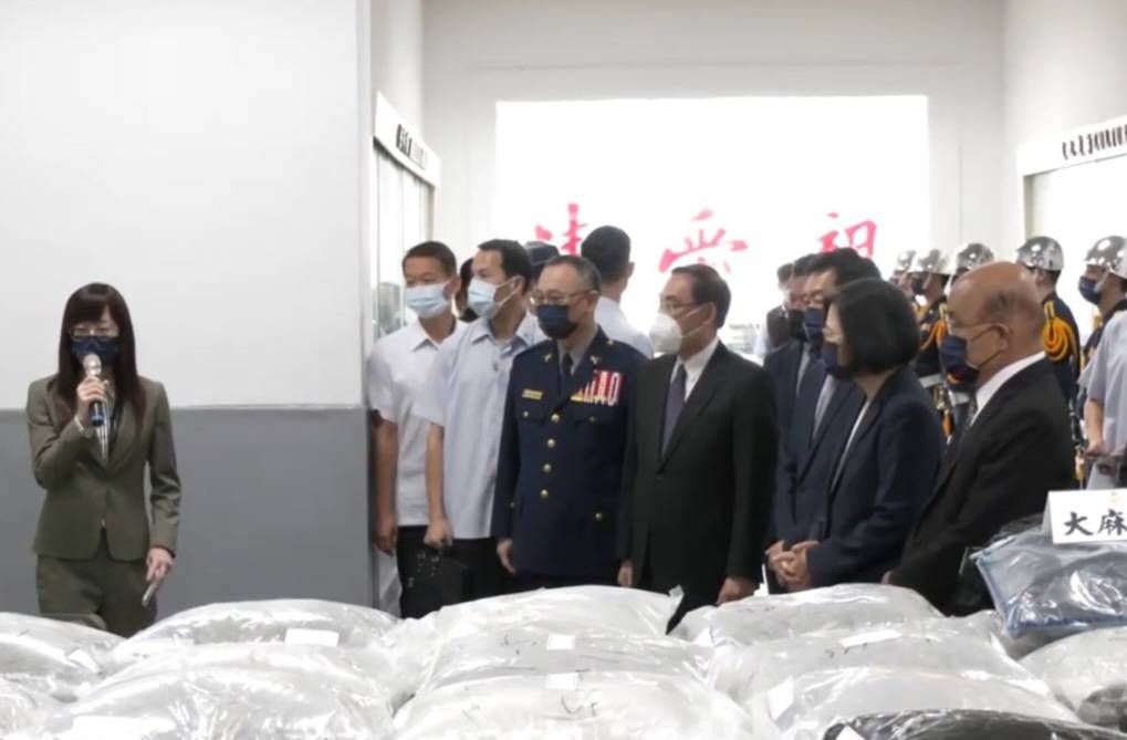 ▲桃園地檢署陳書郁檢察官向總統等人說明毒品查獲經過。（圖／法務部提供）