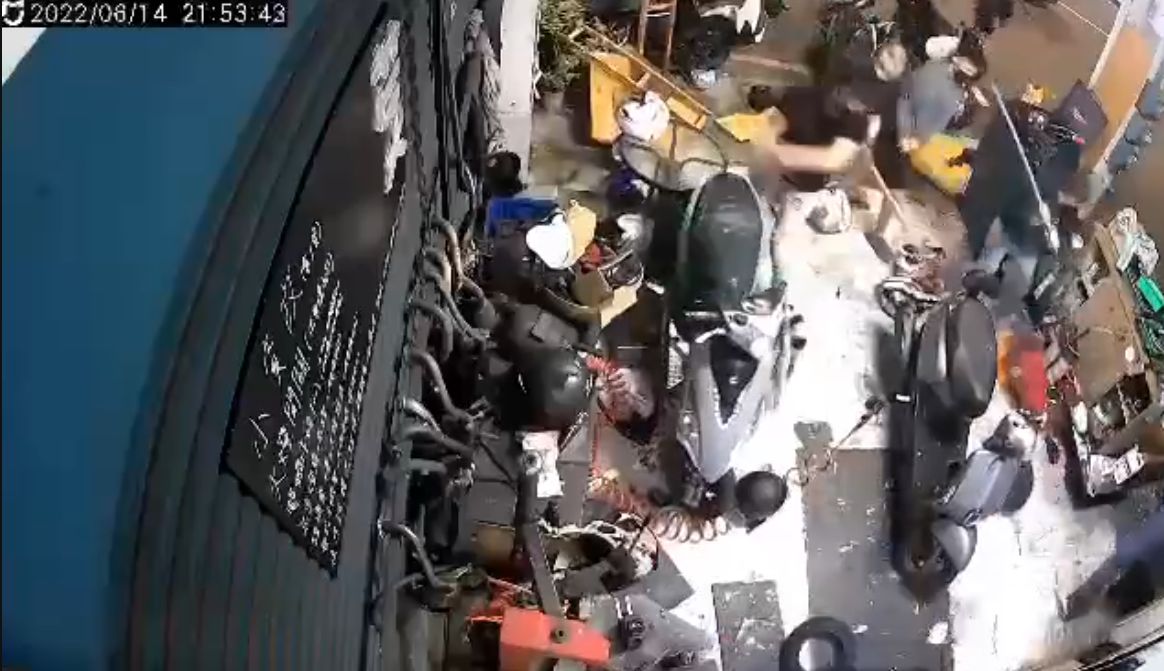 ▲高雄14日晚間，一群「棒球隊」衝進車行一陣暴打。（圖／翻攝自記者爆料網）