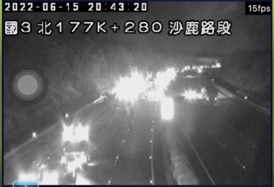 ▲15日晚間，國3沙鹿段發生6車連撞事故。（圖／記者爆料網）