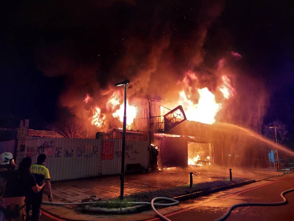 ▲新竹輪胎行大火！孽子疑似因金錢問題與母親爭吵，竟憤而縱火導致全家8人死亡的慘劇。（圖／翻攝畫面）