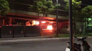 ▲新竹市區一家輪胎行，今（15）日晚間10時發生火警，建物內疑似有4大4小受困。（圖／翻攝畫面）