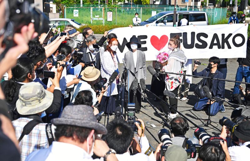 ▲重信房子的假釋出獄場合不僅支持者、抗議者到場，更吸引大批媒體。（圖／美聯社）