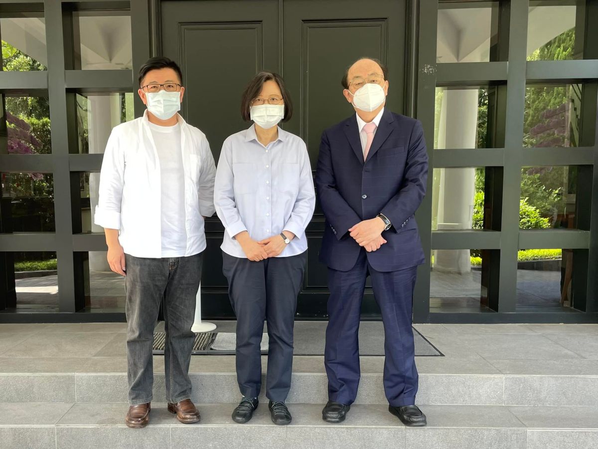 ▲在與蔡英文、柯建銘懇談後，鄭宏輝同意尊重民進黨整體布局考量，若新竹市並未提名自己，也會盡力輔選。（圖／翻攝自鄭宏輝臉書）