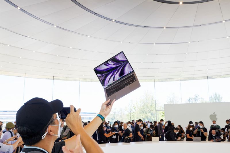 ▲全新配置M2晶片的MacBook Air M2在台開賣。(圖／取自官方網站)