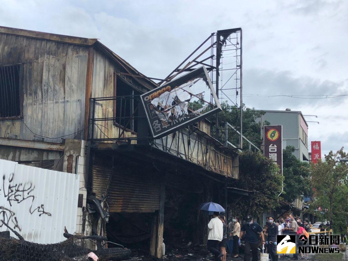 ▲新竹市一名陳姓男子，昨天（15日）晚間，疑因與家人發生口角，竟持汽油對自家輪胎行縱火，造成1家8口被燒死。（圖／翻攝畫面）