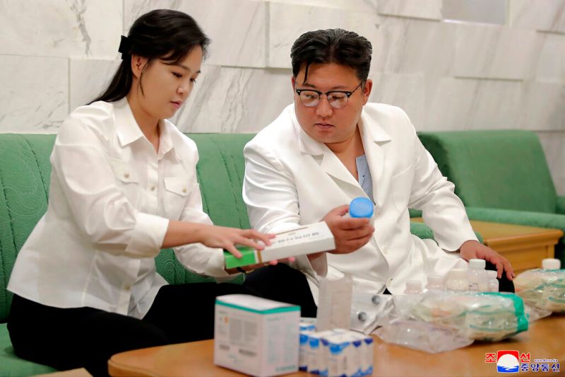 ▲北韓爆發「急性腸道傳染病」，金正恩與李雪主共同檢查捐贈的藥物。（圖／美聯社／達志影像）
