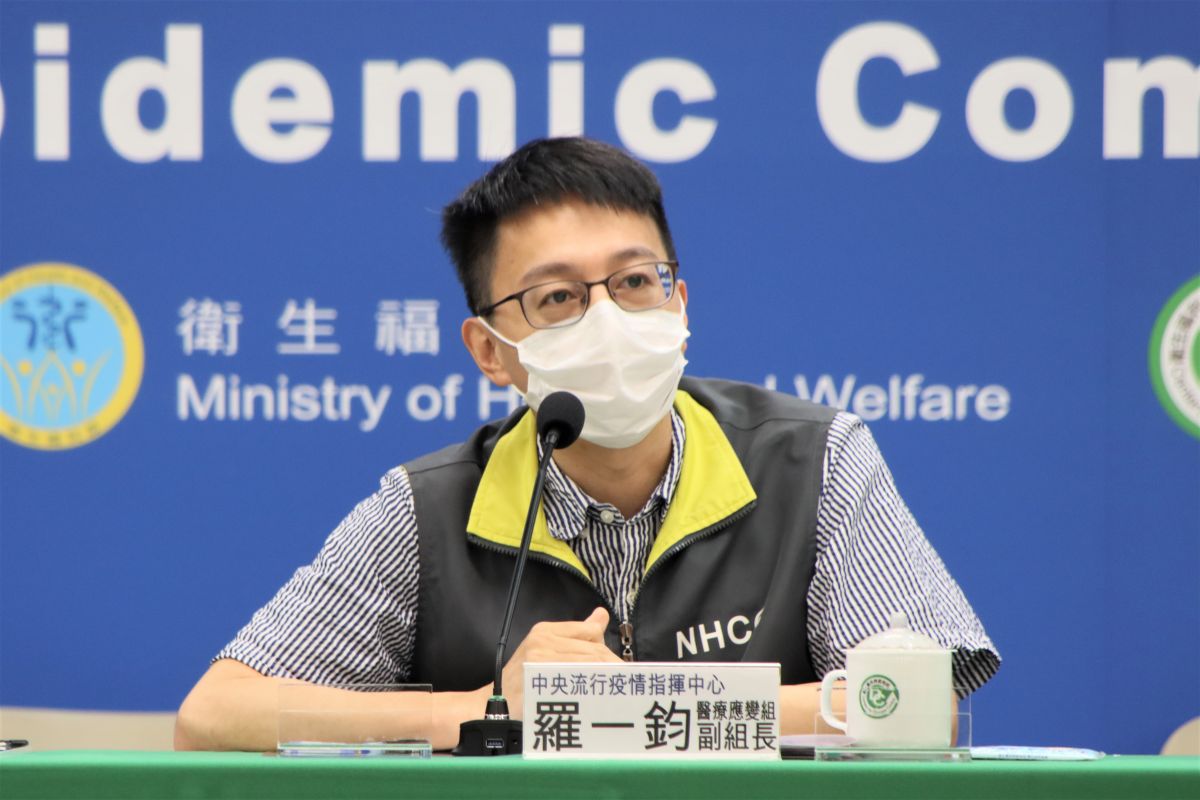 ▲醫療應變組副組長羅一鈞表示，死亡個案中有2例為40多歲男性，皆沒有接種過疫苗，分別在發病2、3天後過世。（圖／指揮中心）