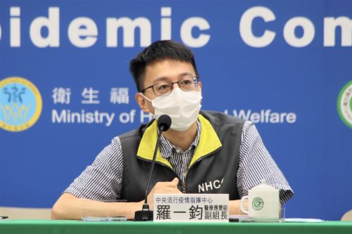 ▲羅一鈞當時是中央流行疫情指揮中心醫療應變組副組長，每天都要開防疫記者會，成為疫情期間安定民心的重要角色。（圖／指揮中心）