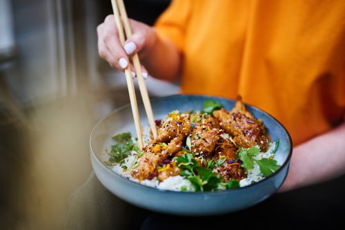 食物掉地上「3秒內撿起來」就能吃？醫點頭曝關鍵：這步驟超重要
