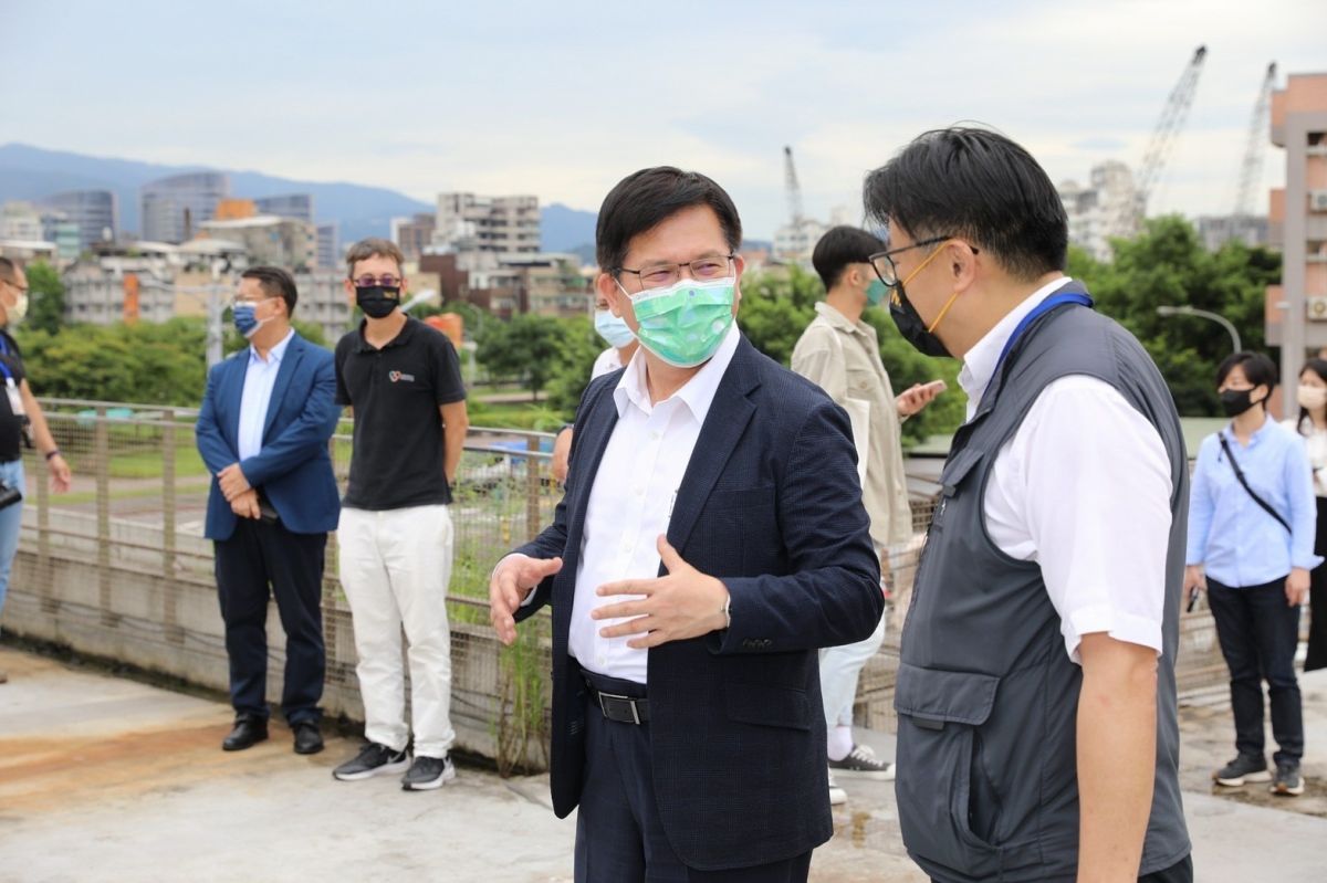 ▲林佳龍說，現在對比式民調看來，民進黨都是排第三，但黨內互比的話，各家做的也呈現他比較領先。（圖／林佳龍辦公室提供）