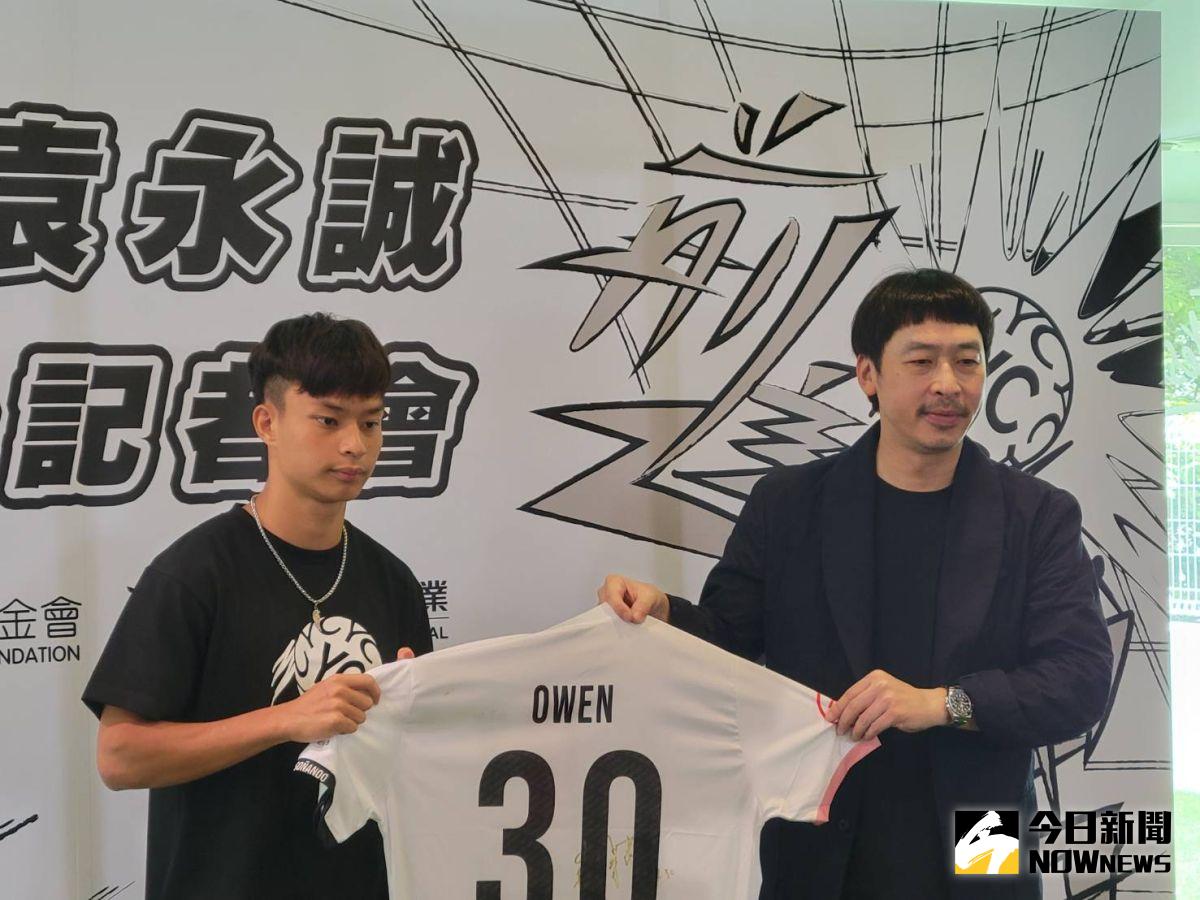 ▲袁永誠贈比賽球衣給橘子關懷基金會執行長陳秉良。（圖／黃建霖攝）