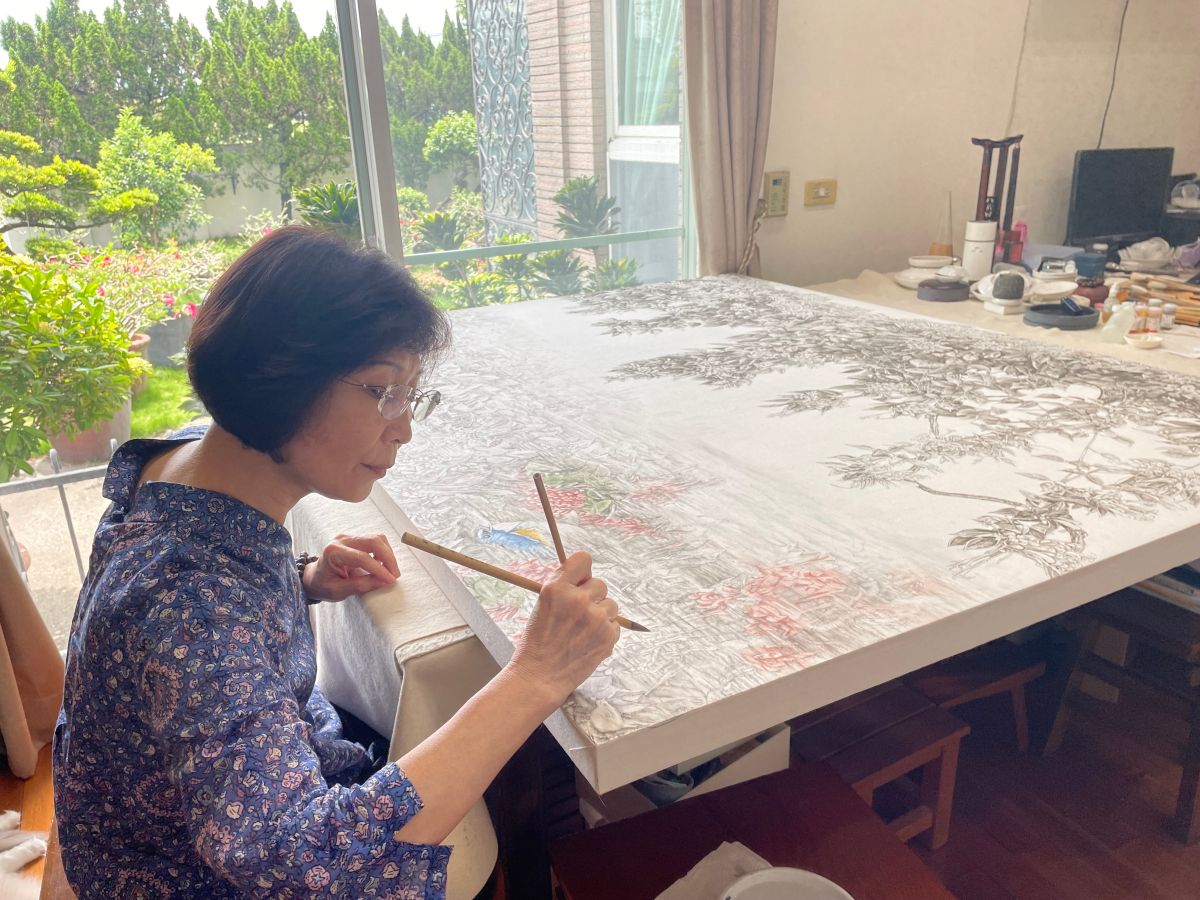 ▲林亮吟筆觸溫潤，氣韻閒定，作品靈感通常來自於生活（圖／記者林怡孜攝，2022,06,16）