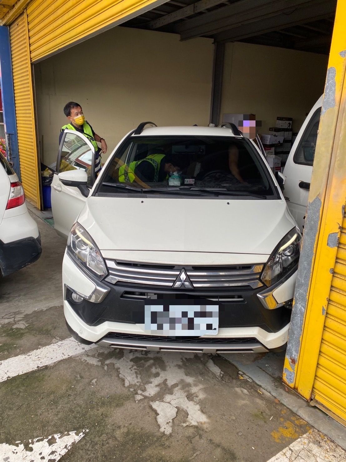 ▲林男欲將倒車移置到住家，貪圖方便僅以身體、腿部進入車內，不料車輛卻突然往前移動，導致林男頸部被車門夾住在小貨車之間(圖／民眾提供2022.6.16)