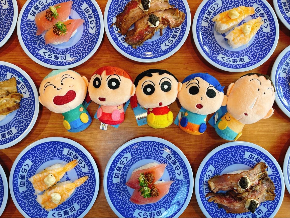 ▲藏壽司6/21進軍台中大遠百試營運，除了連續14天9折優惠，還有好評延長的蠟筆小新扭蛋可以抽，而且全台獨家隱藏版「春日部防衛隊Q版大頭玩偶」只在這裡送。（圖／新光三越提供）