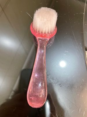 譚敦慈會用材質柔軟的洗臉刷來刷洗水果。(圖/譚敦慈提供) ▲譚敦慈會用材質柔軟的洗臉刷來刷洗水果。(圖/譚敦慈提供)