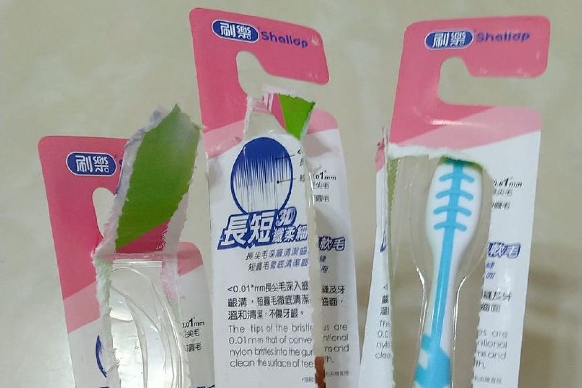 ▲拆牙刷外包時容易爆開，資深牙助1手勢單手完美拿出。（圖／臉書社團《我愛全聯-好物老實説》）