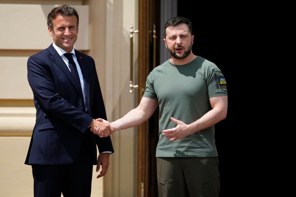 ▲法國總統馬克宏（左）抵達烏克蘭，與烏國總統澤倫斯基（右）會面。（圖／美聯社／達志影像）