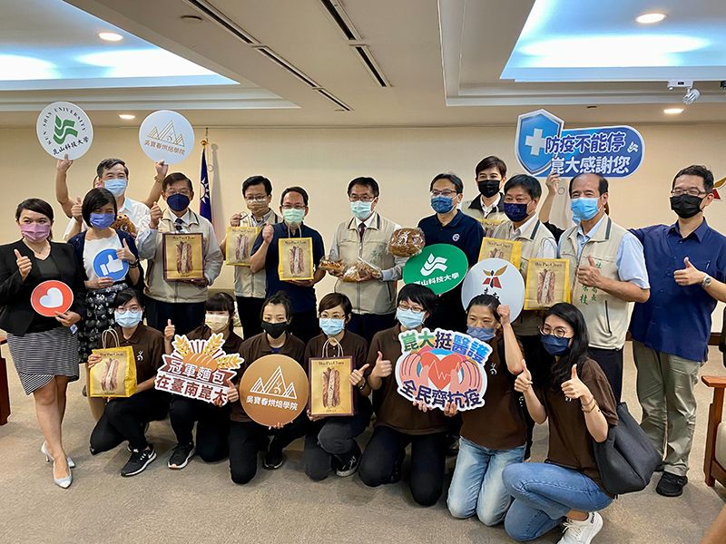吳寶春烘焙學院贈特色麵包感謝台南市府團隊守護市民健康
