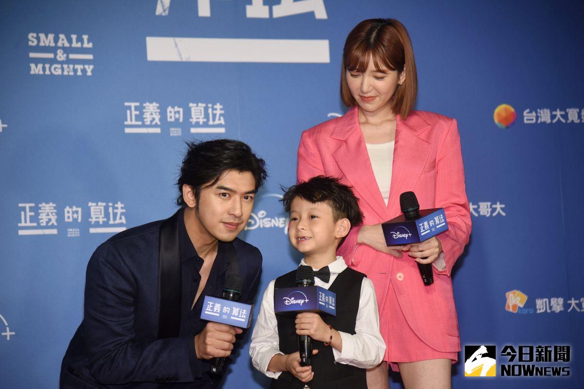 ▲林格宇給「爸爸」陳柏霖（左）、郭雪芙各打1000分。（圖／記者陳明安攝）