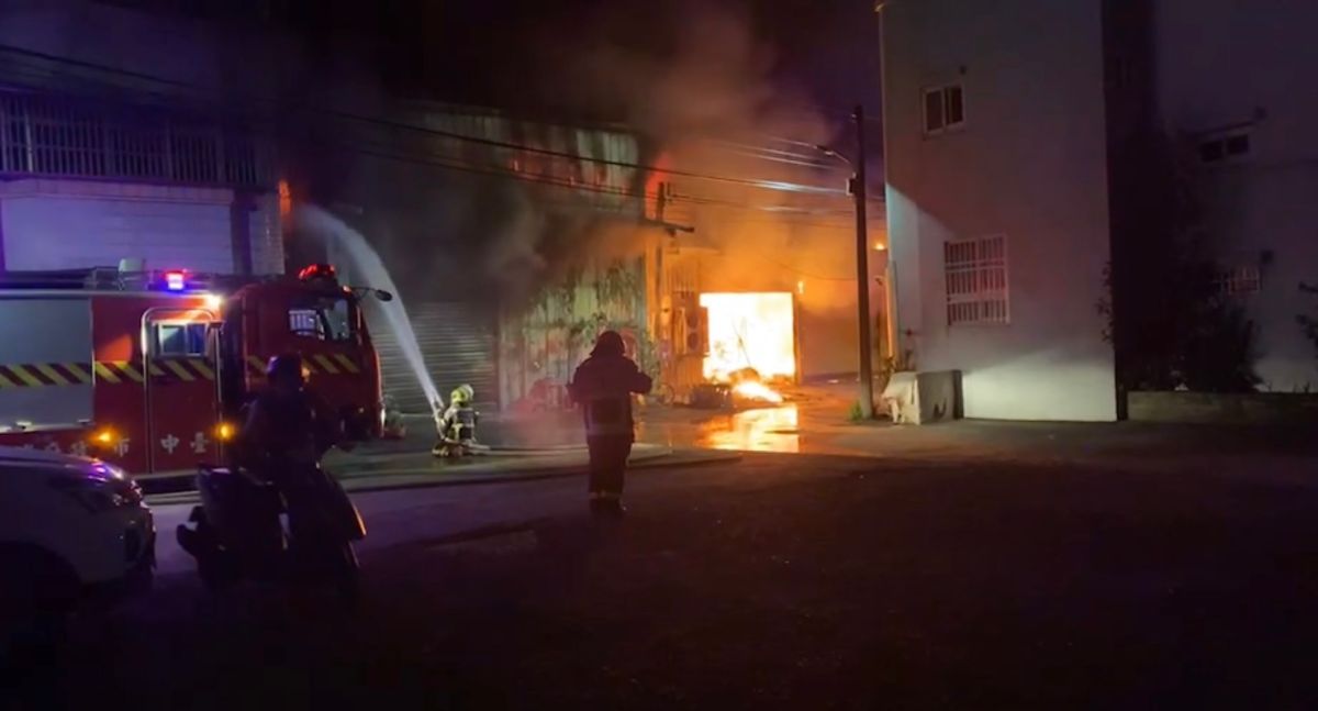 ▲台中市南屯區16日晚間發生火警。（圖／翻攝畫面）