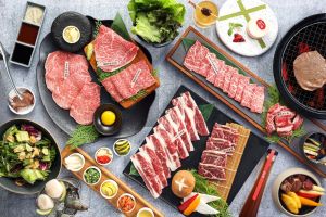 新店新莊有優惠!王品燒肉「穿紅色」9折 滿2千再送2百 ▲王品集團將「原燒」燒肉全面改裝成更年輕潮流的「Oh my!原燒」,最後兩家改裝門店於新店民權店、新莊中正店盛大開幕,用餐「穿紅色」就享套餐9折的開幕優惠,並加碼「滿2千送2百」活動。(圖/王品提供)