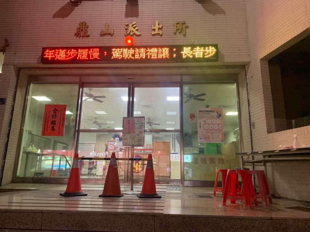 ▲高雄市三民二分局鼎山派出所昨（16）晚驚傳槍響，有位警察歸還械彈未先卸除彈匣，清槍時誤觸擊發，幸好子彈打入清槍桶內。（圖／翻攝畫面）