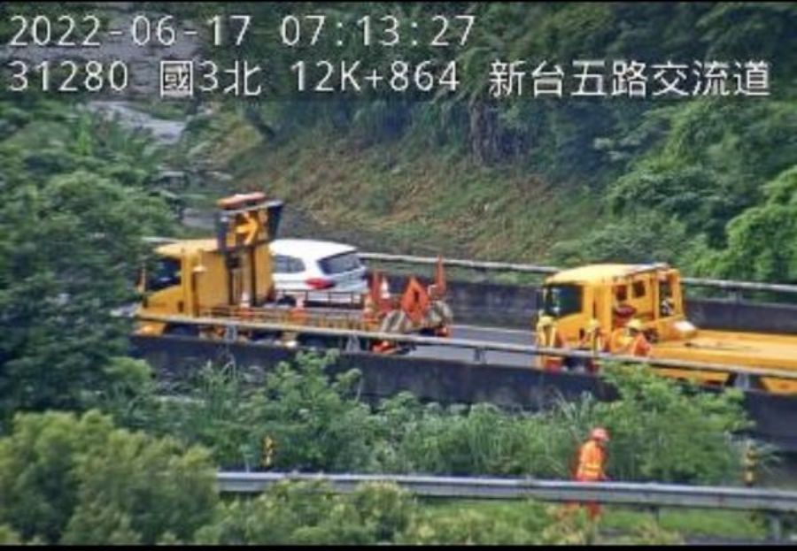 ▲國道3號新台五路匝道處，今（17）日凌晨發生一起車禍意外，一輛大貨車不明原因失控撞斷護欄後翻覆墜落邊坡。（圖／翻攝自記者爆料網）