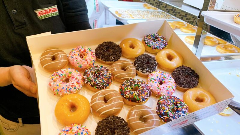 ▲周末快吃甜甜圈，Krispy Kreme限時兩天買一盒送一盒，Mister Donut也有「買6送3」。（圖／取自Krispy Kreme Taiwan粉專）