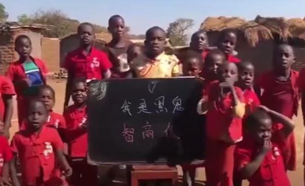 ▲馬拉威移民官員說，一名中國人因拍攝兒童喊出種族歧視口號的影片，在馬拉威被通緝，他已在鄰國尚比亞被捕。（圖／翻攝自YouTube）