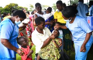 ▲馬拉威當地居民生活普遍貧困。圖為當地兒童正在接種小兒麻痺症疫苗。（圖／美聯社／達志影像）