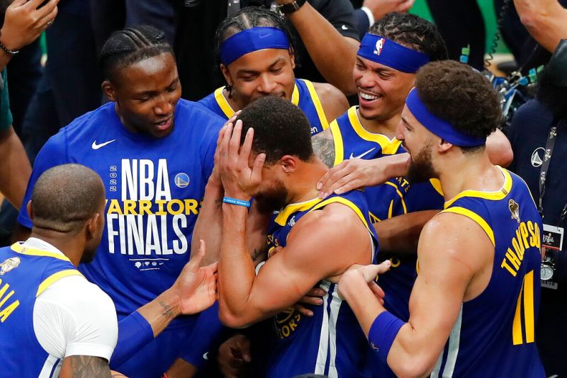 NBA／感動時刻！Curry率隊奪冠後　擁抱父親激動痛哭
