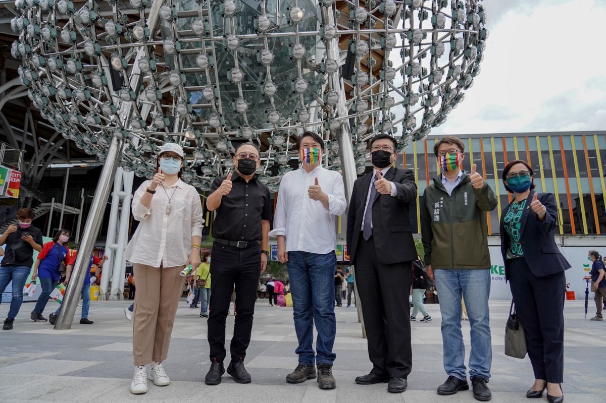 ▲高市副市長史哲率文化局等市府團對參訪基隆城市博覽會，基隆市長林右昌（白衣）熱情接待港都兄弟。（圖／截自史哲臉書） 