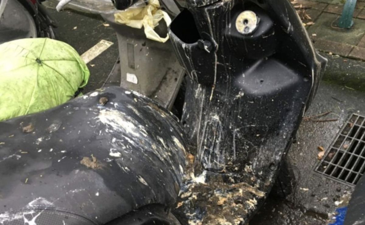 ▲原PO日前經過一排停車格時，發現一輛機車竟然被「鳥屎轟炸」，讓他連忙拍下畫面尋找車主來救愛車。（圖／讀者授權提供）