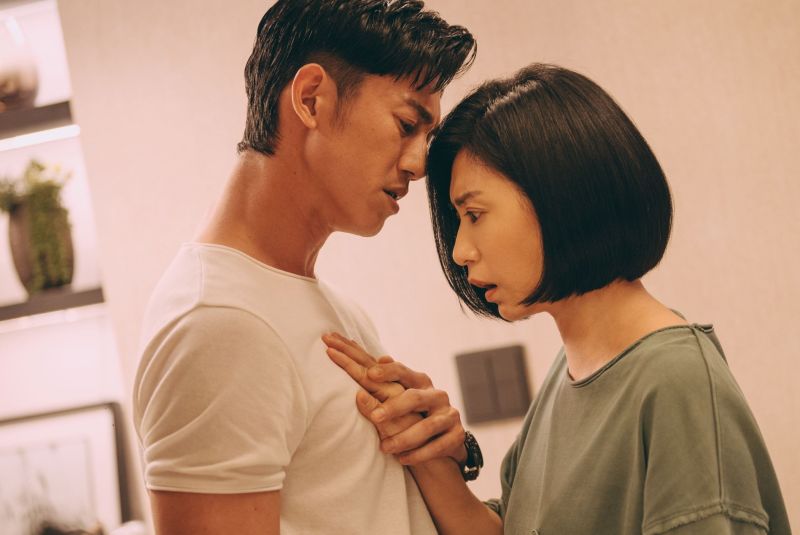 ▲吳慷仁(左)抓賈靜雯的手摸胸。(圖/Netflix)