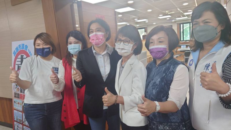 ▲立委陳玉珍（左三）到高雄市議會議會拜會議長曾麗燕。（圖／記者鄭婷襄攝，2022.06.17）