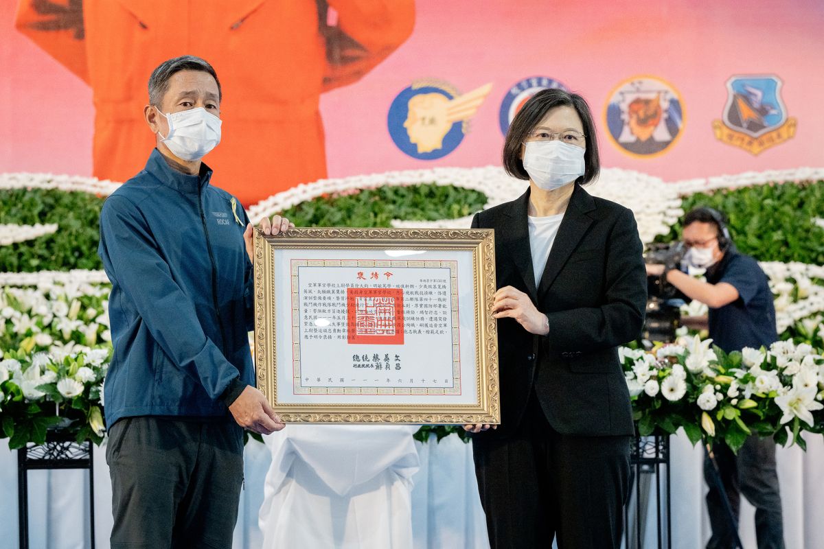 ▲總統蔡英文前往高雄空軍軍官學校親頒褒揚令，表彰殉職空軍上尉徐大鈞對捍衛領空及守護國家的付出及貢獻。（圖／總統府提供）