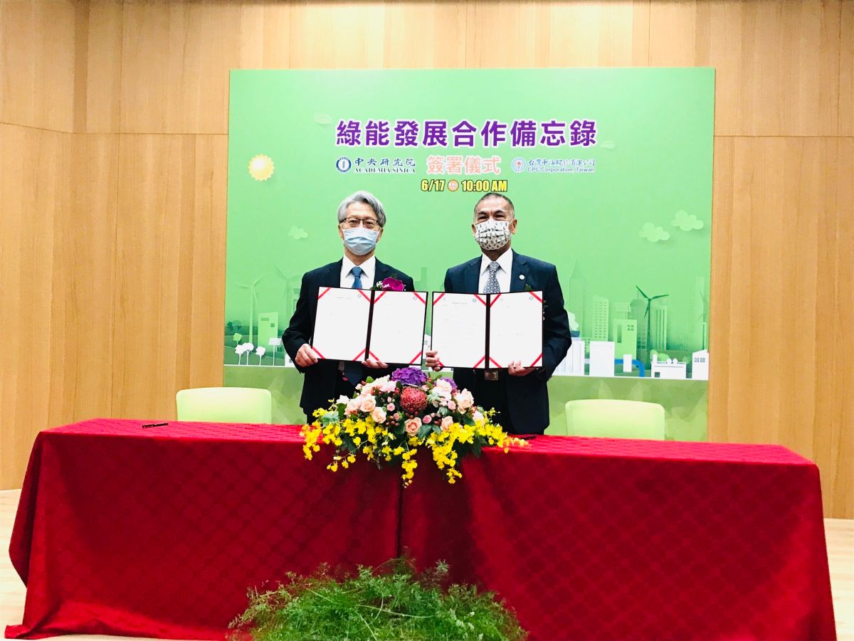 ▲中油攜手中研院簽合作備忘錄，由台灣中油董事長李順欽（右）和中研院院長廖俊智（左）代表簽署，未來雙方將在綠色能源領域進行技術合作。（圖／中油提供）